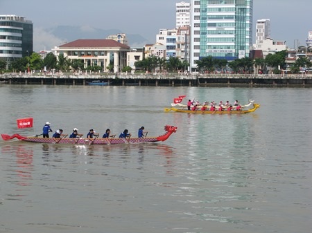 Cuộc đua diễn ra trên sông Hàn thơ mộng 