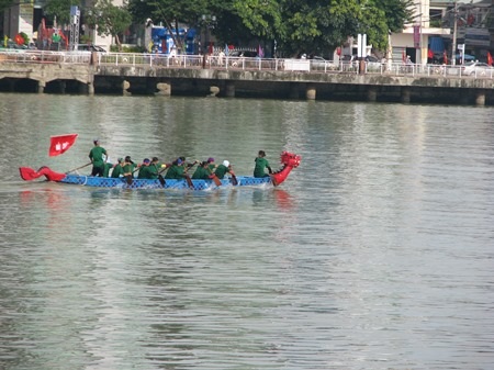 Cuộc đua diễn ra trên sông Hàn thơ mộng 