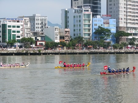 Thuyền đua nữ gồm có 7 đội 