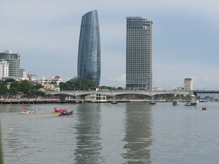 Bên những tòa nhà cao tầng