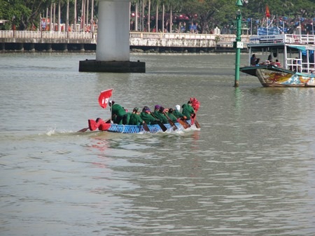 Còn mỗi đội nữ chỉ có 12 người