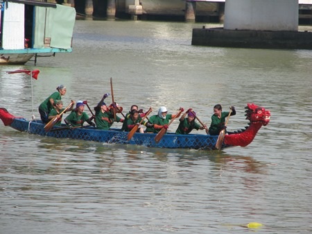 Niềm vui chiến thắng của đội nữ quận Hải Châu khi về đích đầu tiên