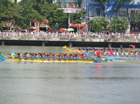 Thuyền đua nam cũng có 7 đội 