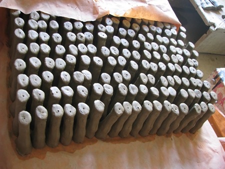 Những chân ngựa vừa được ông làm xong