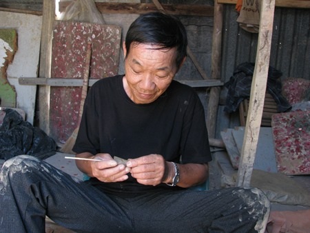 Ông Toản đang nắn lại để có một cái chân ngựa hoàn thiện