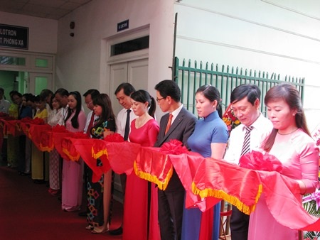 Lễ cắt băng khánh thành trung tâm 