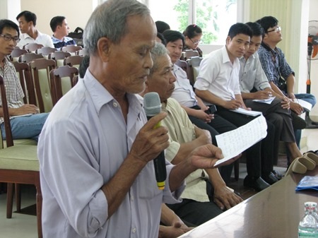 Một người dân phát biểu tại buổi đối thoại