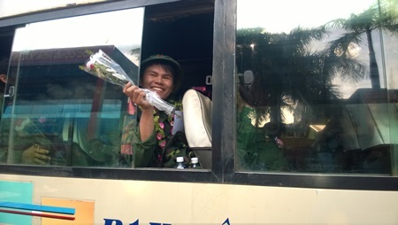 400 thanh niên Đà Nẵng hăng hái lên đường nhập ngũ - 9 Vẫy tay chào tạm biệt người thân.