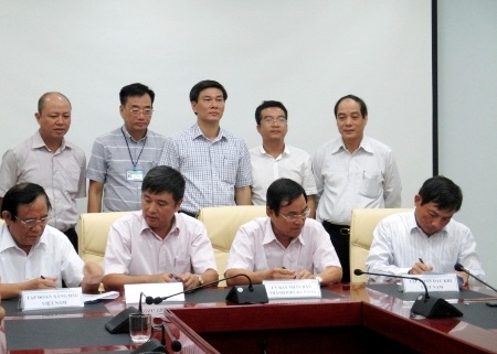 Đại diện các bên ký biên bản phối hợp phân phối xăng sinh học E5