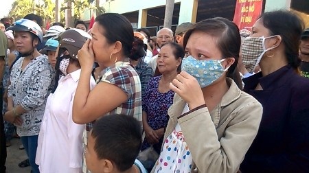400 thanh niên Đà Nẵng hăng hái lên đường nhập ngũ - 7 Những giọt nước mắt của người mẹ, người chị
