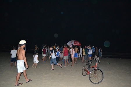 Người dân tập trung theo dõi việc tìm kiếm thi thể nạn nhân.