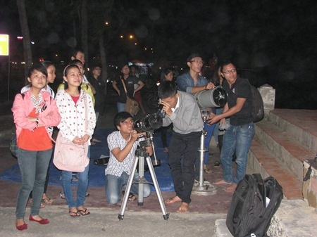 Giới trẻ Đà Nẵng hụt hẫng vì không nhìn rõ “trăng máu”