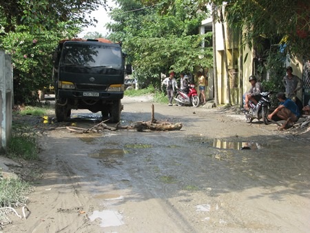 Người dân lấy chướng ngại vật chặn đoàn xe tải 