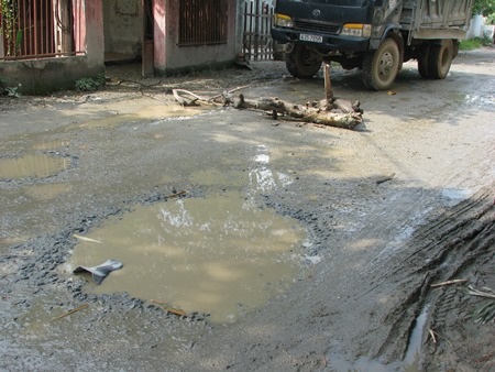 Con đường này đã bị những chiếc xe tải băm nát