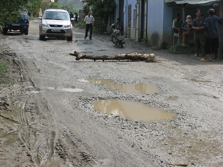 Đường trở nên lầy lội mỗi khi trời mưa