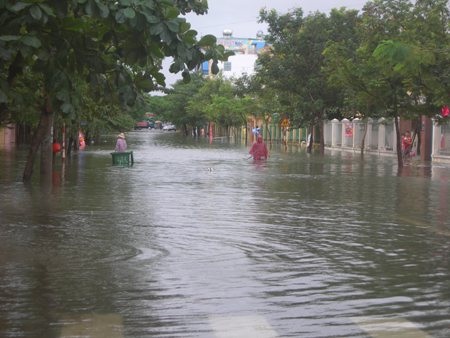 Mưa lũ miền Trung: 24 người chết và mất tích - 1