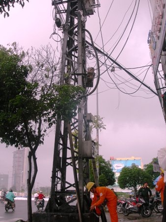 Hoảng hồn vì cháy nổ lớn tại trụ điện - 1