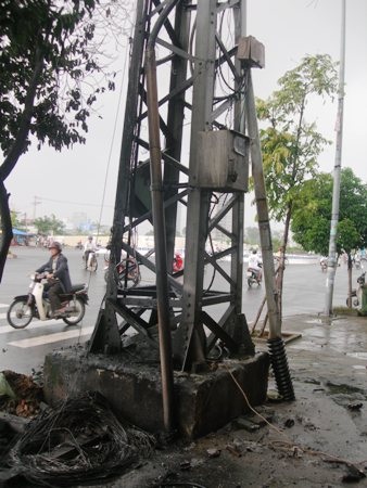 Hoảng hồn vì cháy nổ lớn tại trụ điện - 2