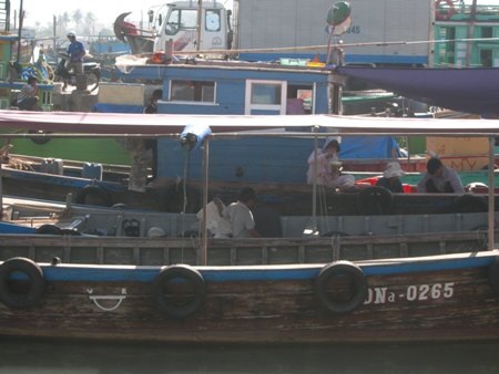 Hàng trăm tàu thuyền không thể vào bờ tránh áp thấp nhiệt đới - 1