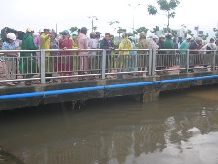 Tìm thấy thi thể học sinh bị rớt xuống kênh mất tích - 1