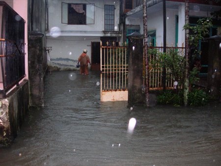 Mưa ngập đường, quốc lộ 1A ùn tắc - 16