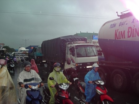 Mưa ngập đường, quốc lộ 1A ùn tắc - 13