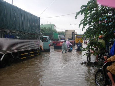 Mưa ngập đường, quốc lộ 1A ùn tắc - 1