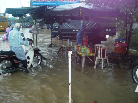 Mưa ngập đường, quốc lộ 1A ùn tắc - 7