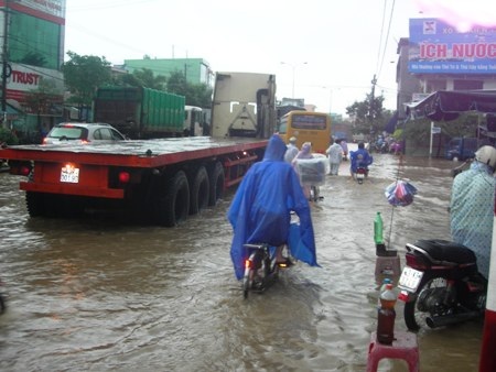 Mưa ngập đường, quốc lộ 1A ùn tắc - 2