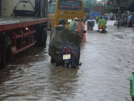 Mưa ngập đường, quốc lộ 1A ùn tắc - 3