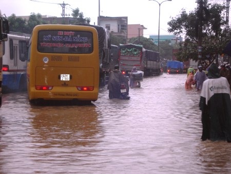 Mưa ngập đường, quốc lộ 1A ùn tắc - 4