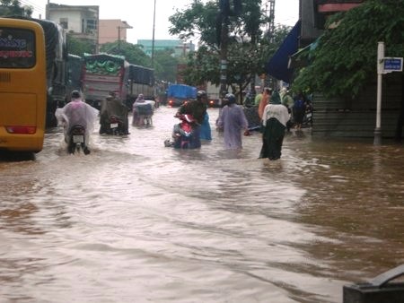 Mưa ngập đường, quốc lộ 1A ùn tắc - 8