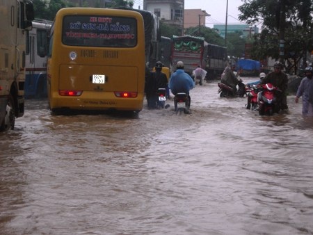 Mưa ngập đường, quốc lộ 1A ùn tắc - 5