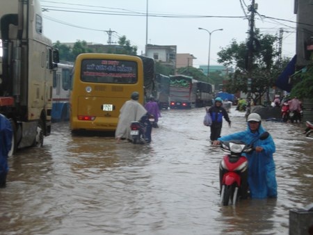 Mưa ngập đường, quốc lộ 1A ùn tắc - 9