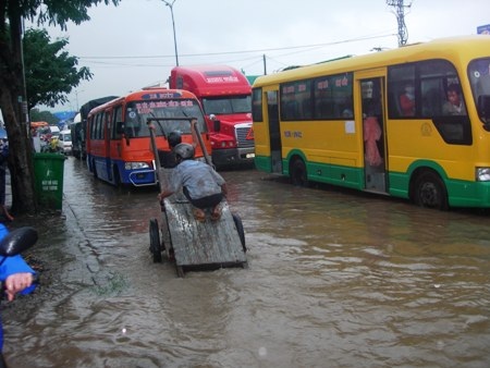 Mưa ngập đường, quốc lộ 1A ùn tắc - 6
