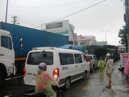 Mưa ngập đường, quốc lộ 1A ùn tắc - 12