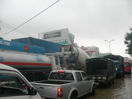 Mưa ngập đường, quốc lộ 1A ùn tắc - 11