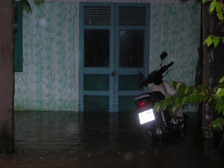 Miền Trung: Lũ lại lên, nước bủa vây thành phố, huyện thị - 6