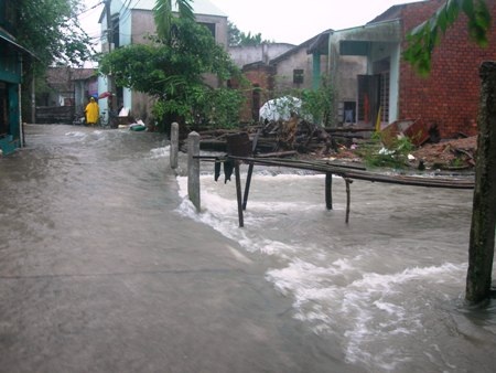 Miền Trung: Lũ lại lên, nước bủa vây thành phố, huyện thị - 1