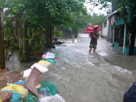 Miền Trung: Lũ lại lên, nước bủa vây thành phố, huyện thị - 3