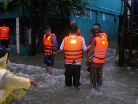 Miền Trung: Lũ lại lên, nước bủa vây thành phố, huyện thị - 9