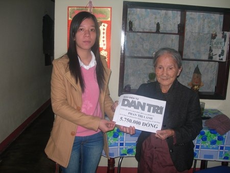 Quà nhân ái tiếp tục đến với cụ bà bán vé số dạo - 1