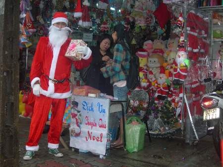  “Ông già Noel” nô nức xuống đường - 2