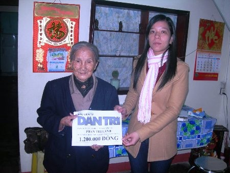 Quà nhân ái tiếp tục đến với cụ Lành - 1