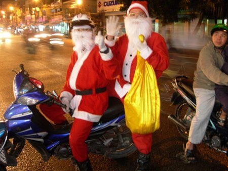  “Ông già Noel” nô nức xuống đường - 1