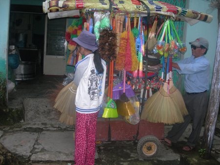 Chuyện tình ấm áp của đôi vợ chồng mù - 1