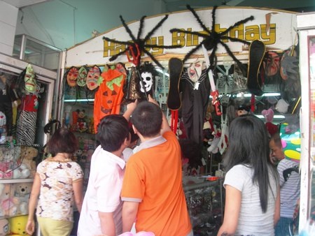 Thị trường Halloween khiến giới trẻ "phát sốt" - 1