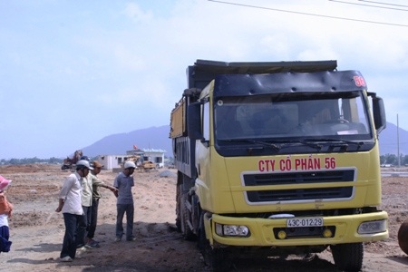 Xe ben chạm dây điện, tài xế bị bỏng nặng - 1 Xe ben chạm dây điện, tài xế bị bỏng nặng - 1