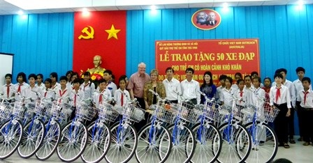 Trà Vinh: Trao tặng 50 xe đạp cho học sinh nghèo - 1 Học sinh nghèo được tặng xe đạp để đến trường.