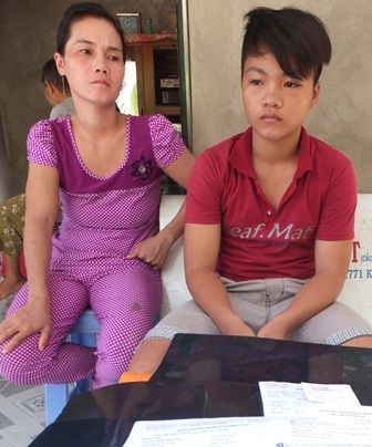 
Tiến tố cáo bị trưởng công an xã đánh phải nhập viện cấp cứu
